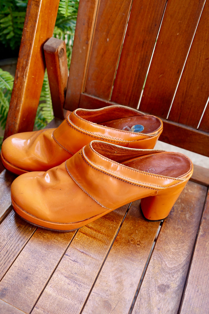 Vintage Shoes CHANEL Leather Wood Clogs Logo 90s Tan Beige 